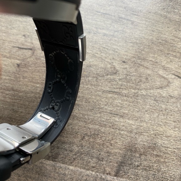 Gucci Men’s Digital Black Rubber Watch - Picture 6 of 16